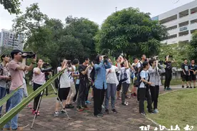 广西南宁二中允许带宠物进校引热议，校方：会将学生安全摆在首位图片