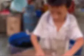 因动作熟练引关注的卖鱼男孩正读七年级！当地称会加强关心图片