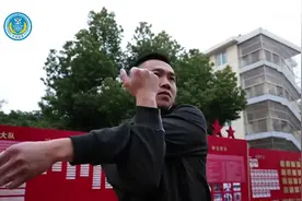 厉害！武警战士连做单杠大回环33个图片