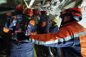 （国际）中土救援队联手救出一名地震幸存者图片
