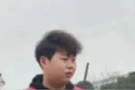 26℃丨飞奔300米纵身一跃，小伙勇救落水女童图片