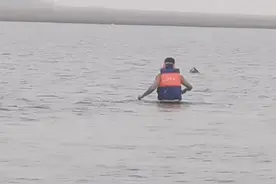 生死瞬间！女子投江轻生，民警跳入冰冷江水中拖其上岸图片