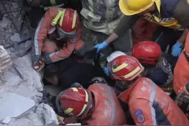 土耳其震区实录⑥ | 中国救援队员：废墟下的幸存者抓住我的手不放视频封面