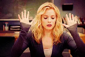 满屋子头发难清理？一根皮筋全搞定，家里一根发丝都没有图片