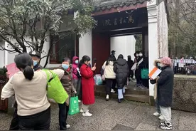大儿子不喜欢，我还有小儿子，现在流行姐弟恋，阴雨周六杭州万松书院依旧人潮涌动图片