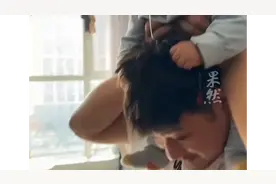 小外甥骑在舅舅肩上玩耍，哈喇子流成丝……图片