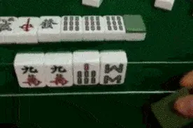 胡了！糊了！女子家中打麻将，打着打着真的“糊了”图片