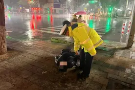 河南漯河一醉酒男子雨中酣睡，交警守护助其回家！图片