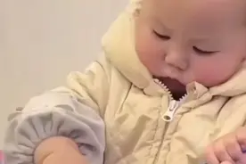 萌娃玩钓鱼游戏，谁知下一秒就把鱼塞进嘴巴里图片