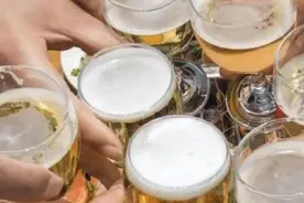 男子酒后憋尿摔了一跤膀胱“爆”了，医生连夜手术“补漏”图片