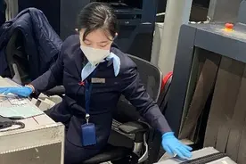 合肥机场地服员戴李雪迪：忙起来常忘记吃午饭图片