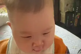 男子教8个月儿子喊爸爸，不料宝贝语出惊人！图片