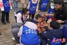 谁才是大力士？这节课孩子们在绿色驿站和蚂蚁“比力气”图片