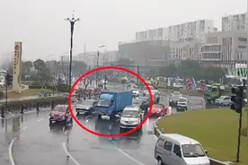 “雨中推车侠”，你们的背影真帅！图片