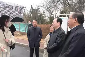 滨州职业学院1万余名学生迎来开学 校领导雨中迎接学生返校图片