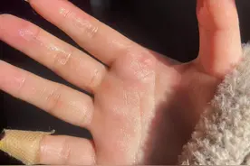 拉萨两个出发航班遇气流剧烈颠簸，乘客：手上汗水直冒，写下银行卡密码发给家人图片