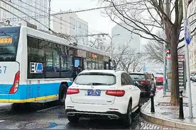 读者反映机动车乱停、停车场人车混行，雨雪中行人躲闪车辆路难行图片