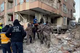 目击土耳其11岁男童救援全程：逐渐没有生命迹象，遗体被抬出后人群中女性突然大哭图片