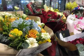 玫瑰又涨出史上最高价！花店老板：部分品种进价近乎翻倍，网红兔子玫瑰花束销量一般图片