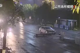 雨雪天气出行 谨慎驾驶保证安全图片