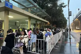 成都AG超玩会主场重启 数百观众冒雨入场观赛图片