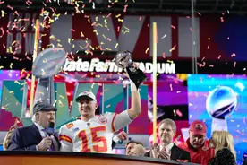 堪萨斯城酋长4年2夺超级碗 蕾哈娜一袭红衣亮相中场秀图片