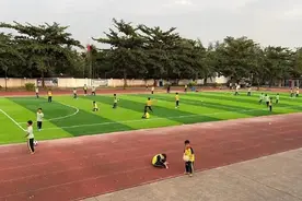 鹿晗捐赠的第八座希望工程公益足球场于海南落成图片