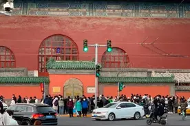 人山人海，拍照的曾挤到马路中间！北京鼓楼突然火了，记者现场探访图片