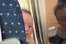 可爱的一幕！ 女子高铁上投喂前座萌娃零食图片