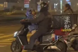 路口等红灯时，女儿一直在逗爸爸开心，这一刻，他只有他的小棉袄图片