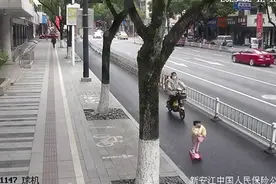 “我家里有零食，还有汪汪队” 萌娃冲民警比起了剪刀手，但民警想想有点后怕图片