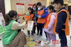 “小鬼当家”趣味十足，武汉洪山街道武昌府社区开办“旧物集市”图片