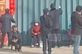“多地城管上街清理春联”引争议，白岩松称“越界了” 律师：不恰当，应先告知整改图片