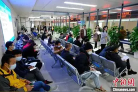 广西迎来出入境办证高峰 部门推动便民服务提档升级图片