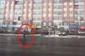 公交司机扔下乘客下车捡钱，车队：已停职处理图片