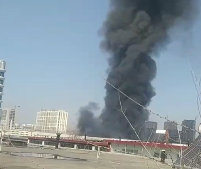 突发！山东临沂一厂房起火现场火光冲天，居民：存放毛毯，烧得快