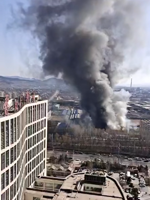 突发！山东临沂一厂房起火现场火光冲天，居民：存放毛毯，烧得快