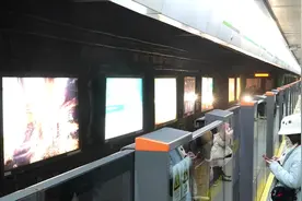 上海的地铁 一群年轻人用歌声传递爱……图片