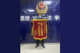 金手链被丢进垃圾桶，女子急哭无助之下拨通了110...图片