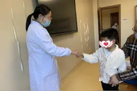 6岁男孩把沙发当蹦床，妈妈回忆揪心一幕“就看着他被弹飞，重重掉在地上”图片