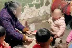 两个儿子相继离世，68岁老人独自照顾6个孩子？当地回应图片