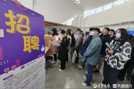 平均月薪八千、应聘者排长队，青岛首场国企专场招聘会热度高图片