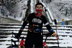 大雪中4小时扛自行车登顶泰山 山东00后小伙“车疯”：欢迎全国朋友来感受泰山文化图片