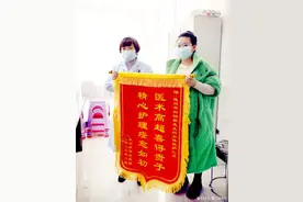 德州市妇幼保健院成功抢救濒死新生儿，产妇感恩送锦旗图片