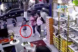 男子为发泄情绪从高空扔下一袋水果，差点砸到人图片