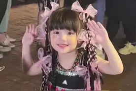 萌娃在西双版纳穿哈尼服饰跳舞 太可爱 引众多路人围观图片