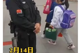 爸爸送儿子上学，儿子刚进校门就娴熟地拿过女同学的包图片