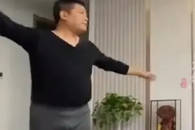 女儿录视频完成作业，爸爸随乐翩翩起舞被无情撵走图片