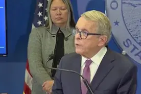 美国脱轨列车距居民区仅几米，记者探访现场图片