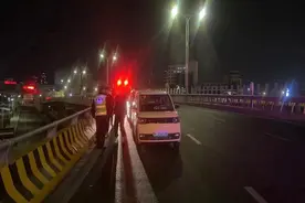 两车相刮  一方拔掉对方车钥匙扔到桥下开车跑了图片